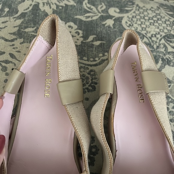 Taryn Rose size 9 beige slip-on. Slight scuffing on sides but great condition - Picture 2 of 5